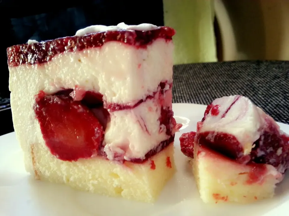 Snapdishの料理写真:Fraisier with strawbẻry and hibiscus jelly.|hienpham78さん