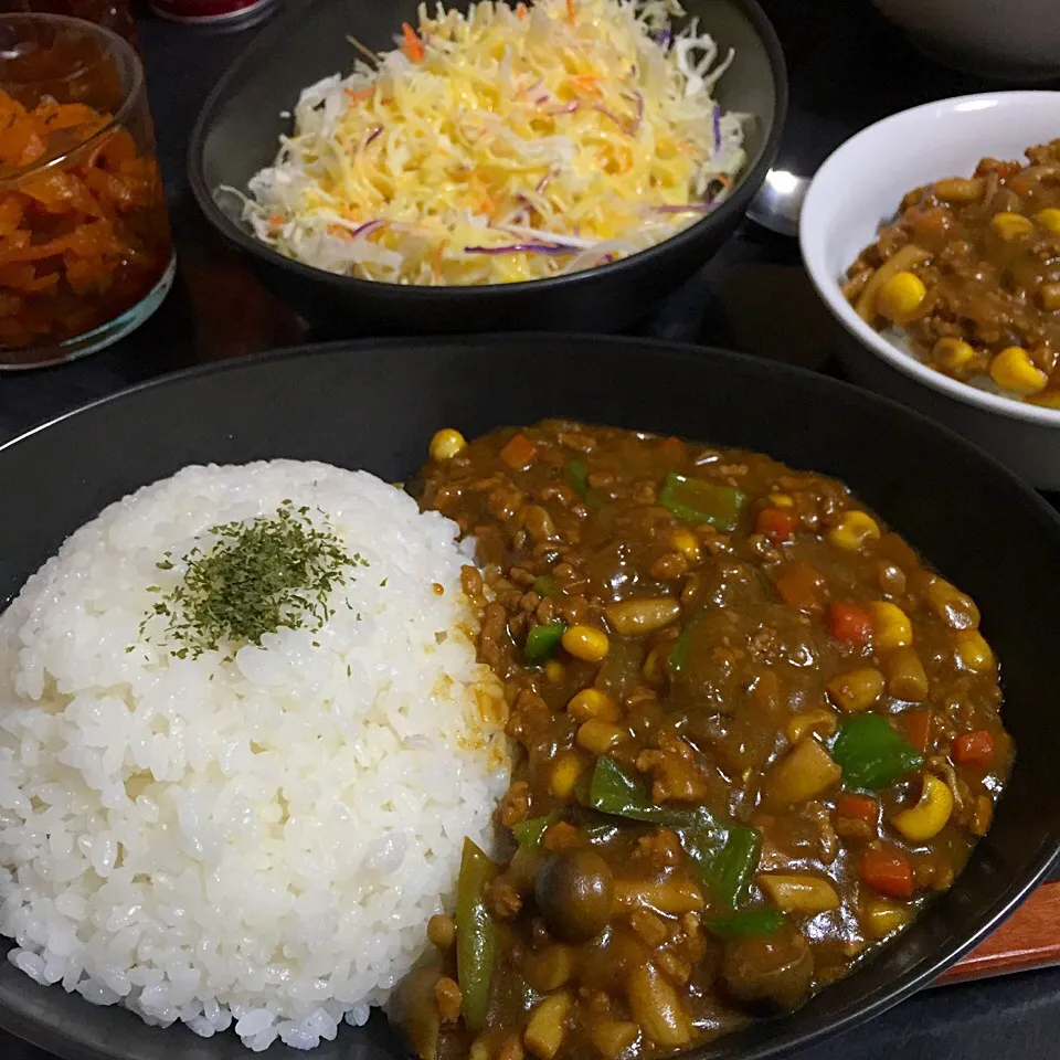 今日の晩ご飯は、しめじ入りキーマ風カレー、キャベツサラダ。|ゆえさん