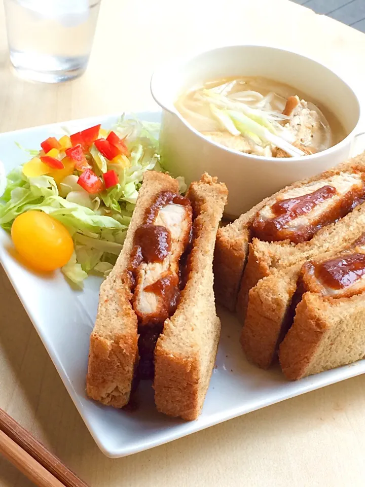 Pork-cutlet sandwich & pho soup 
今日の金曜【なかむ珈琲】は、カツサンドとフォースープ！めちゃボリューム！締めはもちろんこだわりコーヒー。
#cflat #cafe #OSAKA #shinsaibashi #心斎橋 #南船場 #カフェ #英会話ー|心斎橋  C Flat Cafeさん