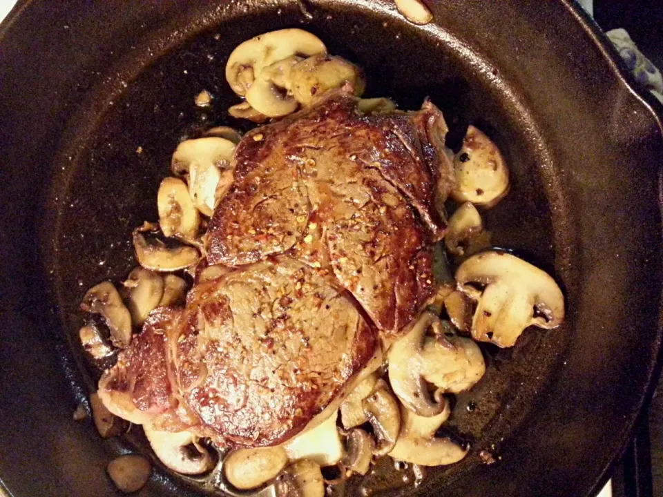 Ribeye steak rare with mushrooms.  #steak #castiron|Don Newellさん