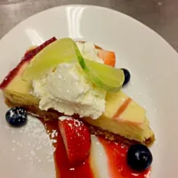 Snapdishの料理写真:key lime pie with fresh fruit and whipped cream|robert denboさん