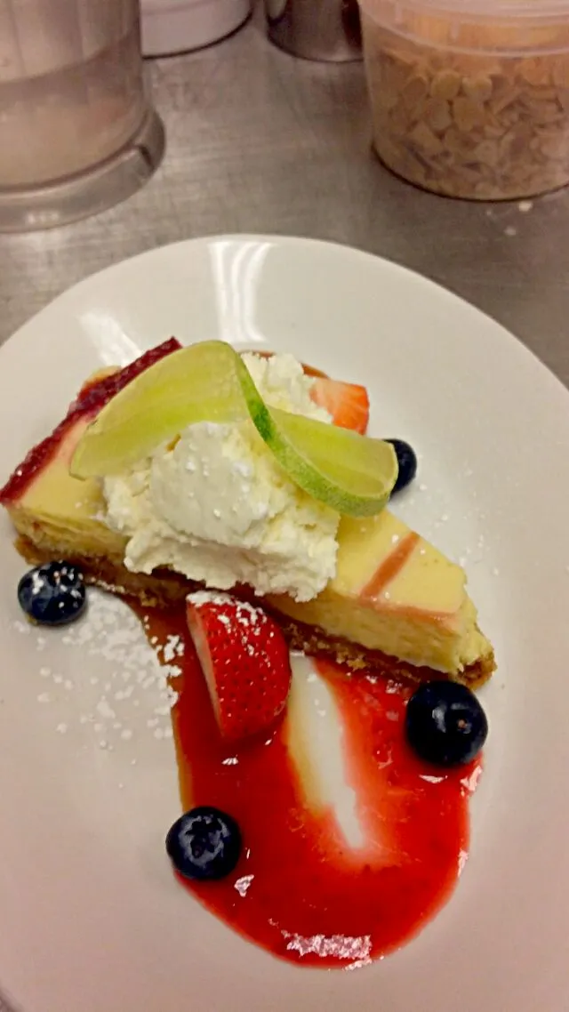 key lime pie with fresh fruit and whipped cream|robert denboさん