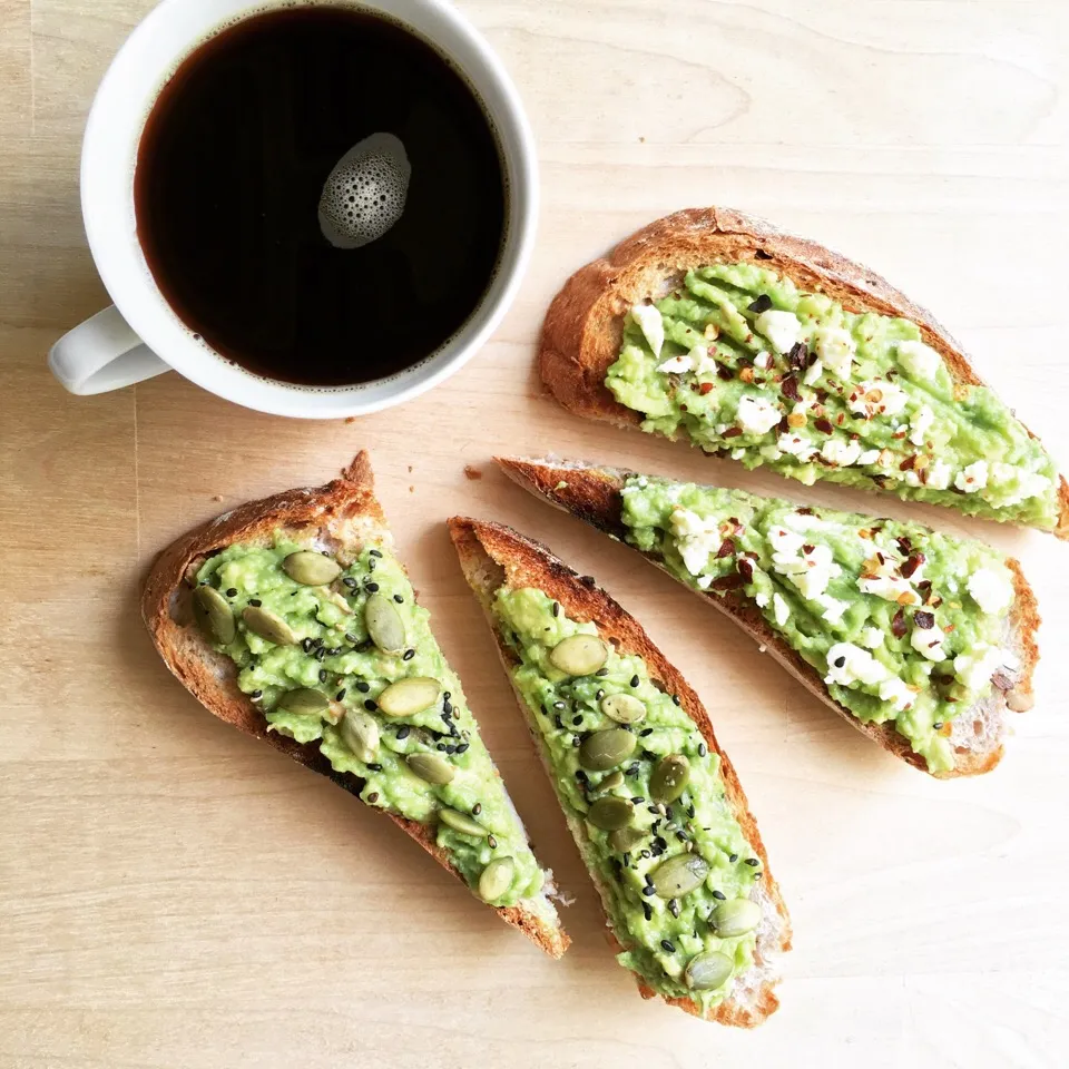 Avocado toast 2 ways 1) pumpkin seeds & black sesame seed 2) feta cheese &a chili flakes. Decaf ☕️.|coxiella24さん