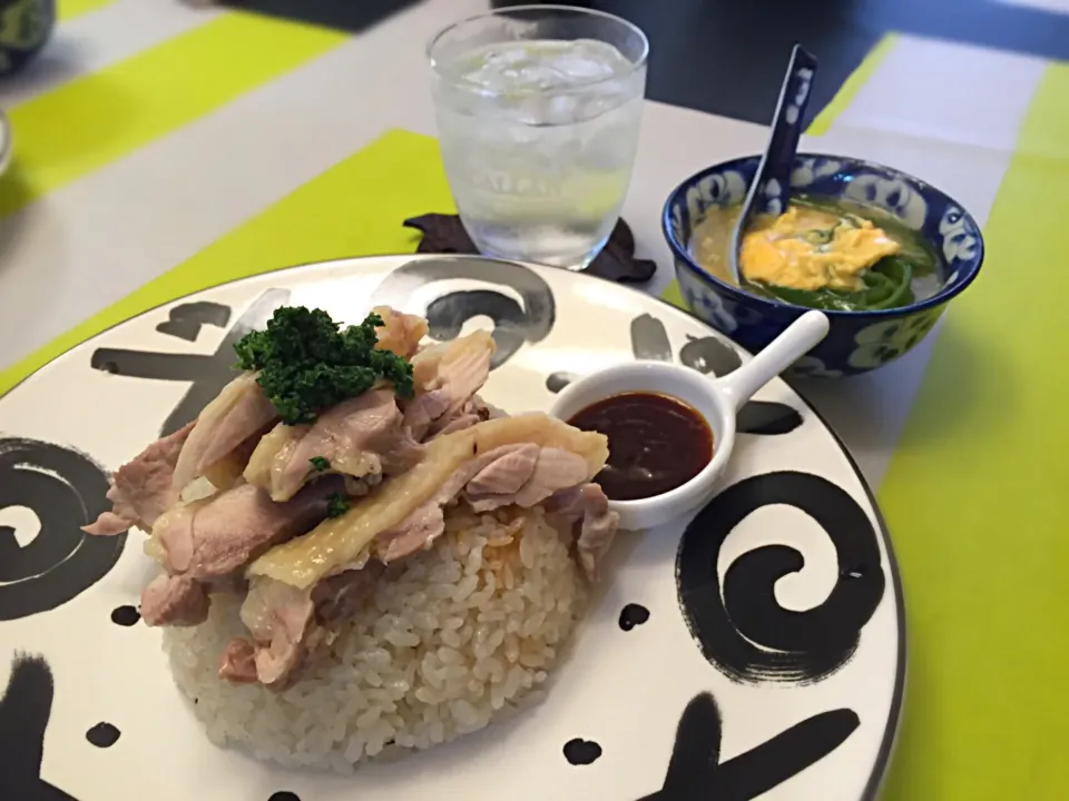 Snapdishの料理写真:本日の人体実験スタジアムは、カオマンガイのパチモンを密造してみましたわ🐔
炊飯土鍋１つでご飯炊きながら、蒸し鶏ならぬ茹で鶏作ったから、洗い物も少ない手抜きが出来ましたのよ😄|にゃあ（芸名）さん