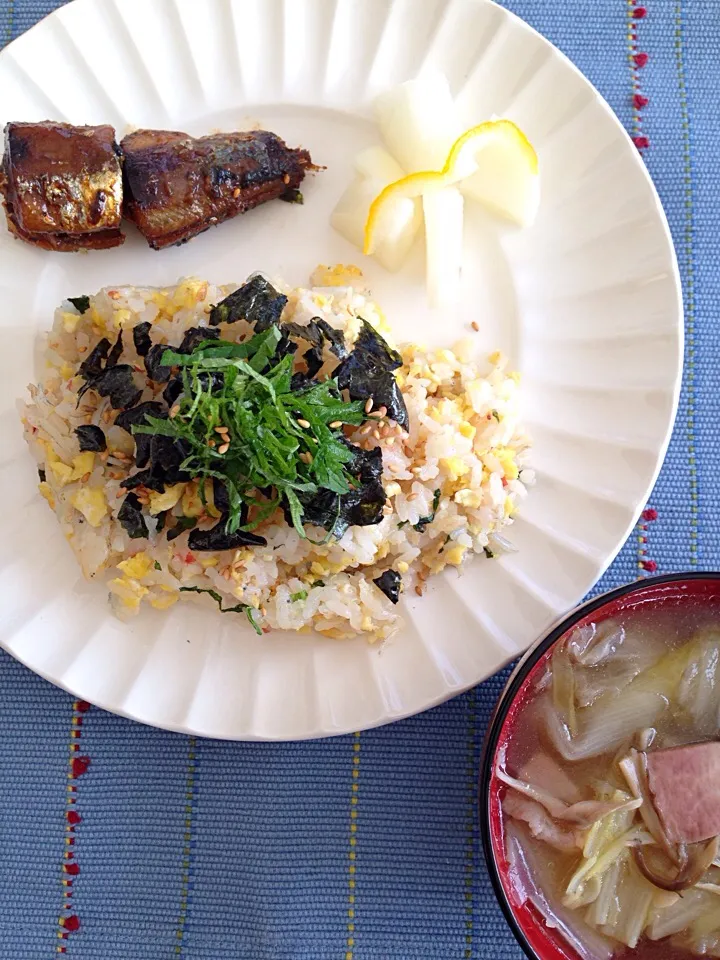 お昼ご飯
💕しらすと卵の梅味チャーハン
💕イワシの梅煮
💕ゆず大根
💕白菜とベーコンのコンソメ味スープ|Yu Yu mamaさん