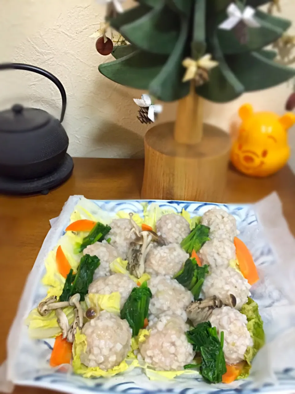 ☆れんこんシュウマ🎄   シュウマイの皮無しで出来ます✌️★白菜を下に敷いて🍀細かく切った レンコンに片栗粉と少量の水を混ぜて💦 肉種にまぶして蒸しました💧💧|ようこさん