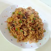 Snapdishの料理写真:pineapple fried rice|Emily Kah Yeeさん