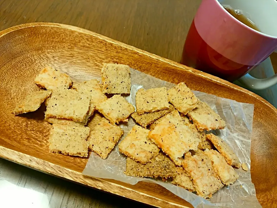 ぺぽりさんのオリーブオイルで黒胡椒とチーズのクッキー🍷🍺|みはるさん