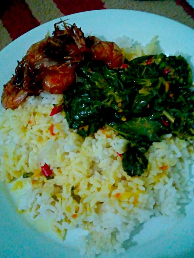 Snapdishの料理写真:gulai daun singkong + udang goreng|Wong Kam Fungさん