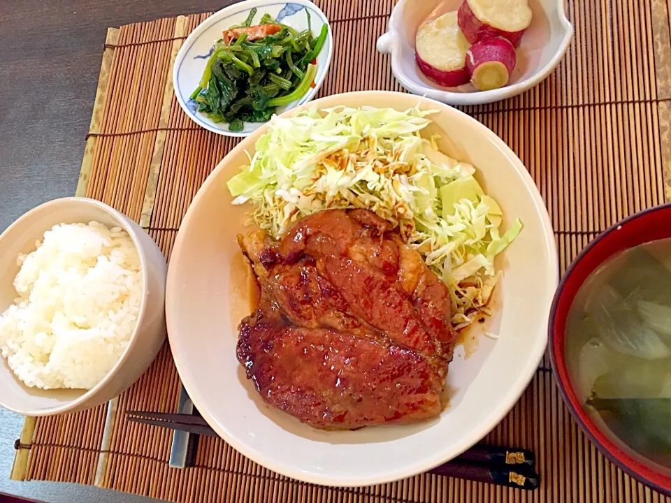 トンテキ   ほうれん草とベーコン炒め   サツマイモのレモン煮   味噌汁|NAKATAさん