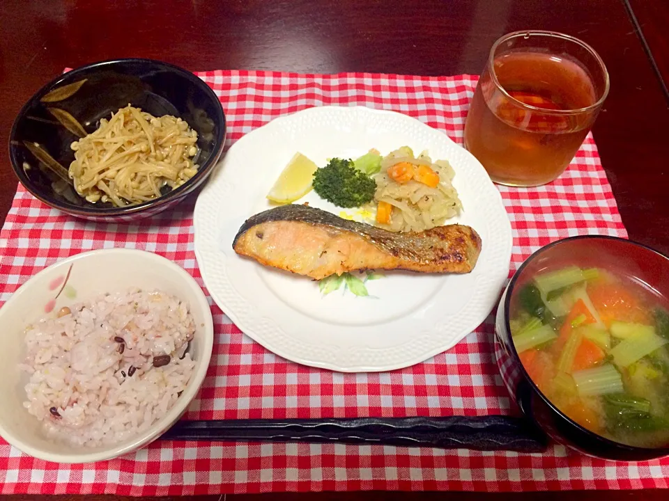 鮭のヨーグルトソテー定食
トマトとゆきな（青菜）の味噌汁
えのき煮

タニタ食堂の本を参考にしました。|♥️さん