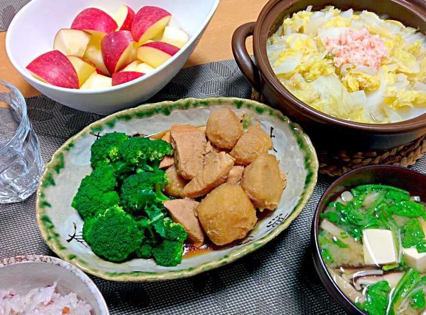 里芋と鶏ムネ肉の煮物・ブロッコリー添え、白菜とカニ缶の蒸し物、春菊と豆腐の味噌汁|ねむねこさん