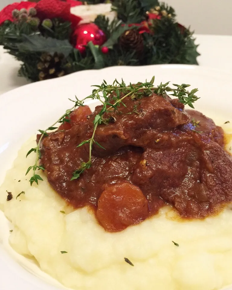 Slow cook beef stew in red wine served with mad he potatoes|12Dragonさん