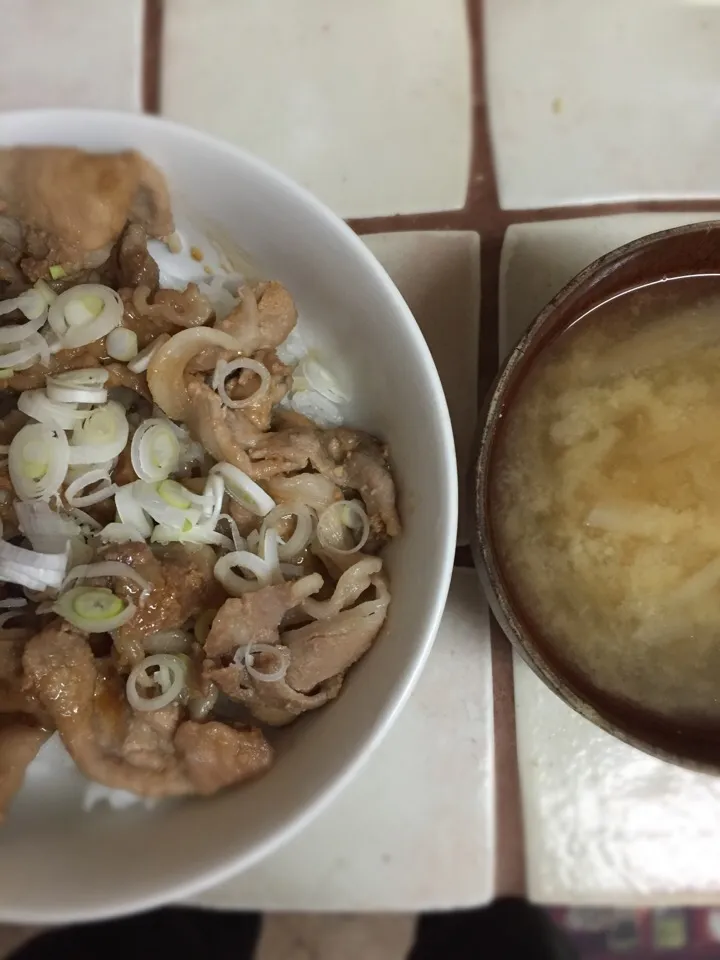 豚カルビ丼と大根の味噌汁|あんちゃんさん