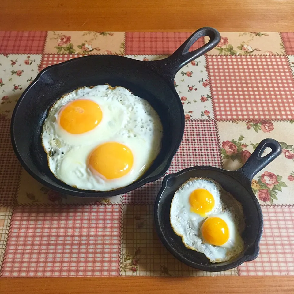 Snapdishの料理写真:ロッジのスキレットde目玉焼きダブルダブル🍳|＊ゆみしぼり＊さん