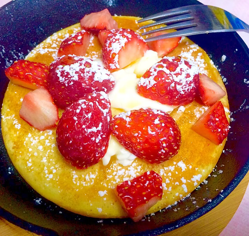 ニトスキでホットケーキ❤️クリームチーズと苺とメイプルシロップと粉糖でいただきました。🍓🍓🍓|ナタママさん