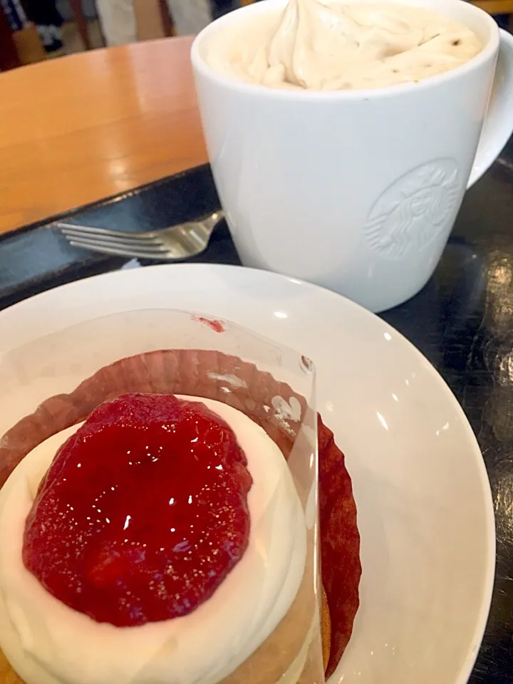 コーヒー＆クリームラテとストロベリー＆クッキーチーズケーキ|ちな姉＠水ノ智南英さん