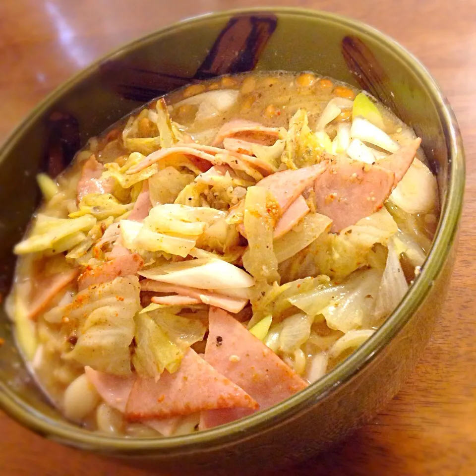 出汁は炒めたキャベツと納豆のみそラーメンは、美味すぎる。|タケハナさん