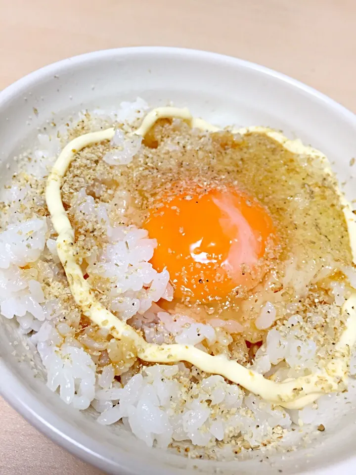 森のたまごで TKG (焼き肉のタレ、ごま油、マヨ、すりごま)|あぼちさん