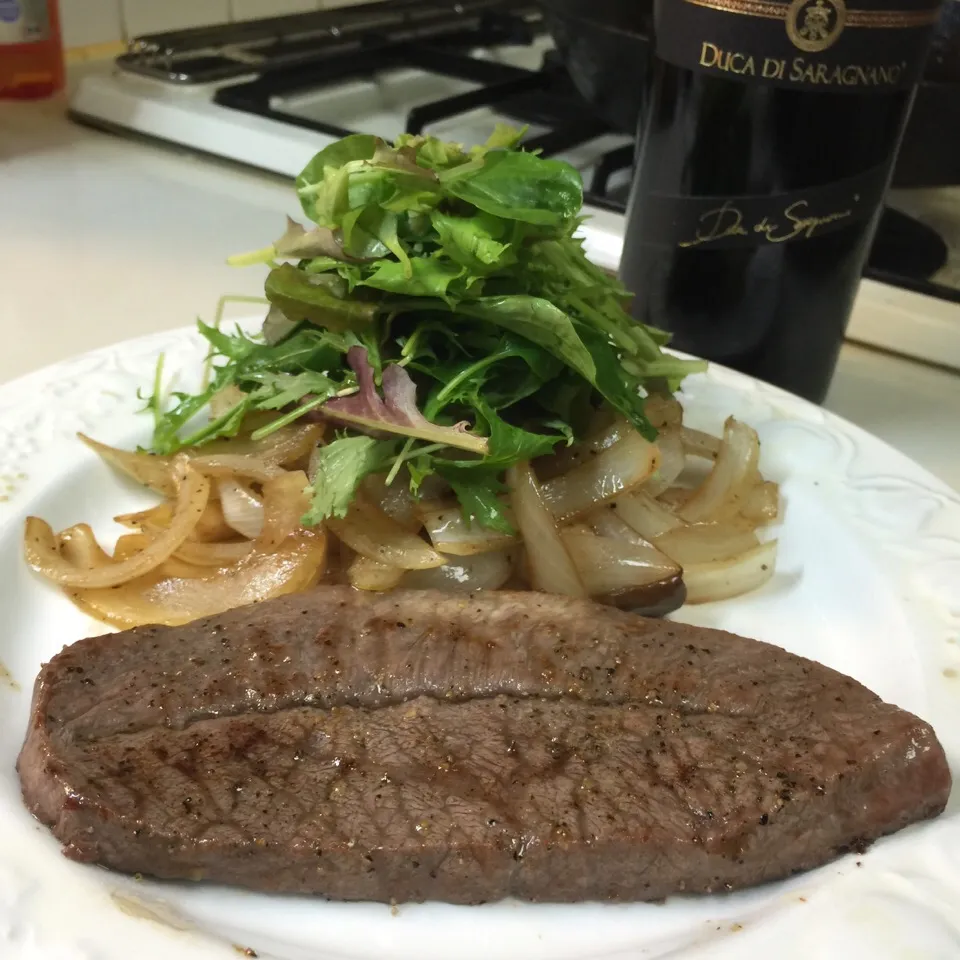 激動の週末は一人忘年会の流れ。
黒毛和牛ミスジ肉のステーキ。焼き野菜とベビーリーフを添えて。ワインはプーリアのネグロアマーノ・プリミティーボ。|織友さん