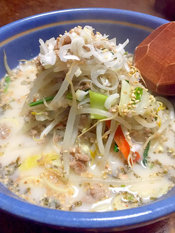 Snapdishの料理写真:ギフトカタログでもらった『九州ラーメン詰合わせセット』の鹿児島版|ま〜てぃんさん