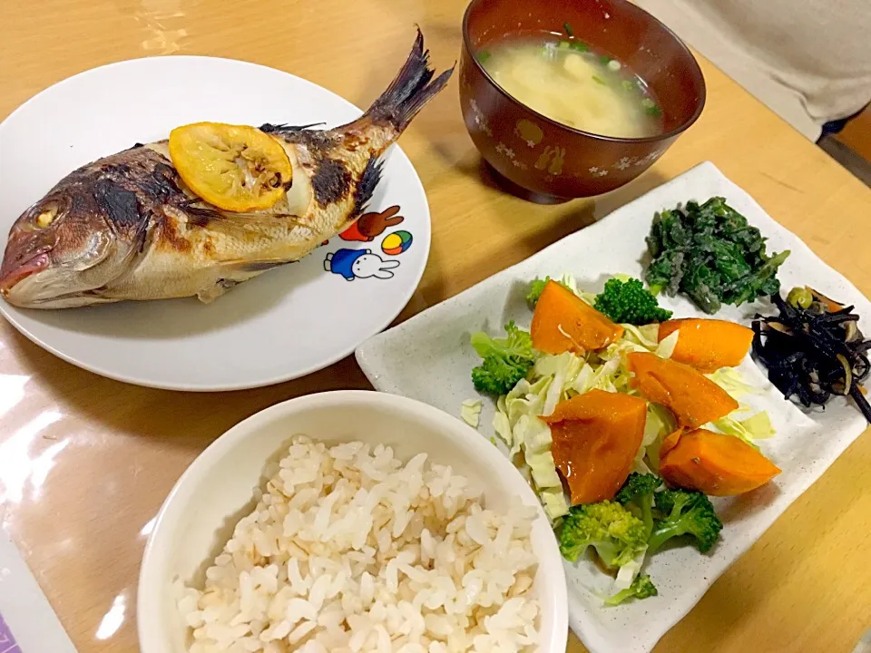 Snapdishの料理写真:鯛の幽庵焼き、お味噌汁、麦ご飯、サラダ、ひじき煮、春菊おひたし|かわちさん