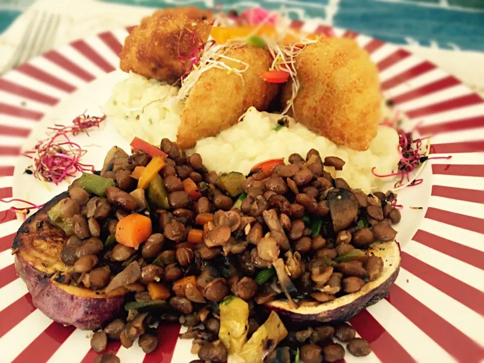 Lentil & Veg on a sweet potato bed. And Mash with rissoles|Sergio Lacuevaさん