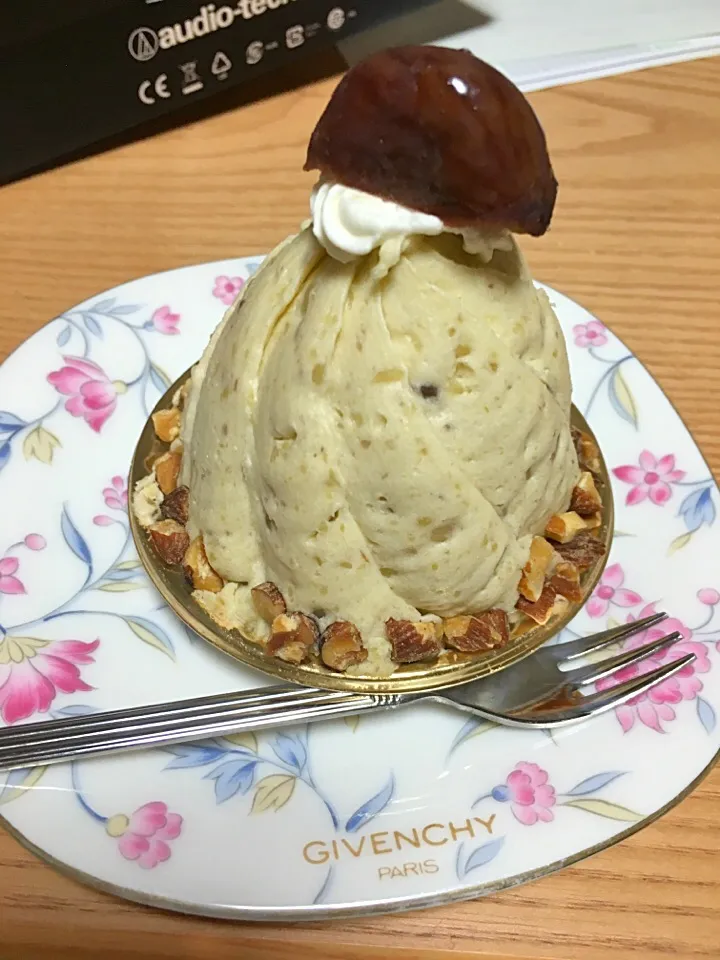 Snapdishの料理写真:上野駅構内のケーキ屋さんキャトルのモンブラン(*´︶`*)❤|amaretto99さん