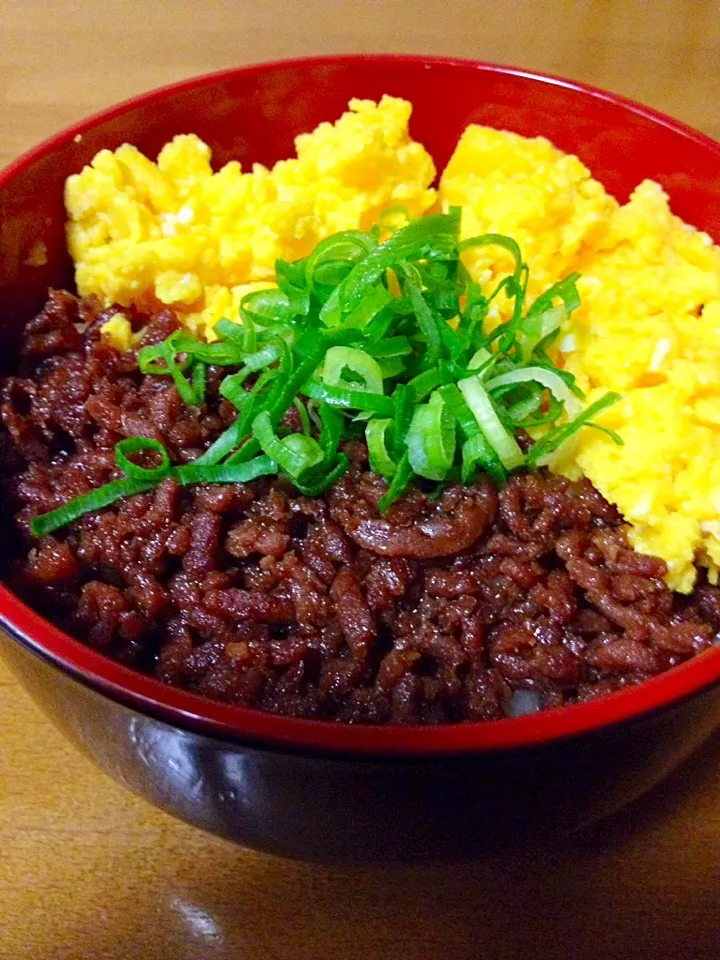 和牛100%♉️＆赤玉卵の2色そぼろ丼|まいりさん