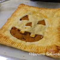 ハロウィンパーティー用の四角のパンプキンパイ。
