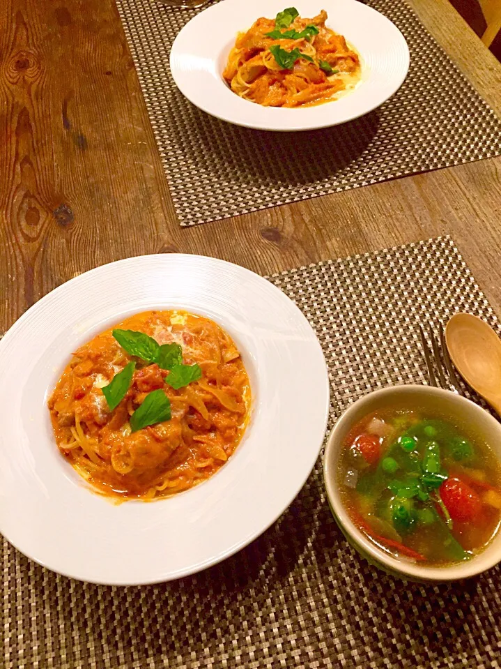 Snapdishの料理写真:日曜日のパスタ🍝今日はチキンのトマトクリームパスタ🍅厚切りベーコンと芽キャベツのスープ🍃|まみりんごさん