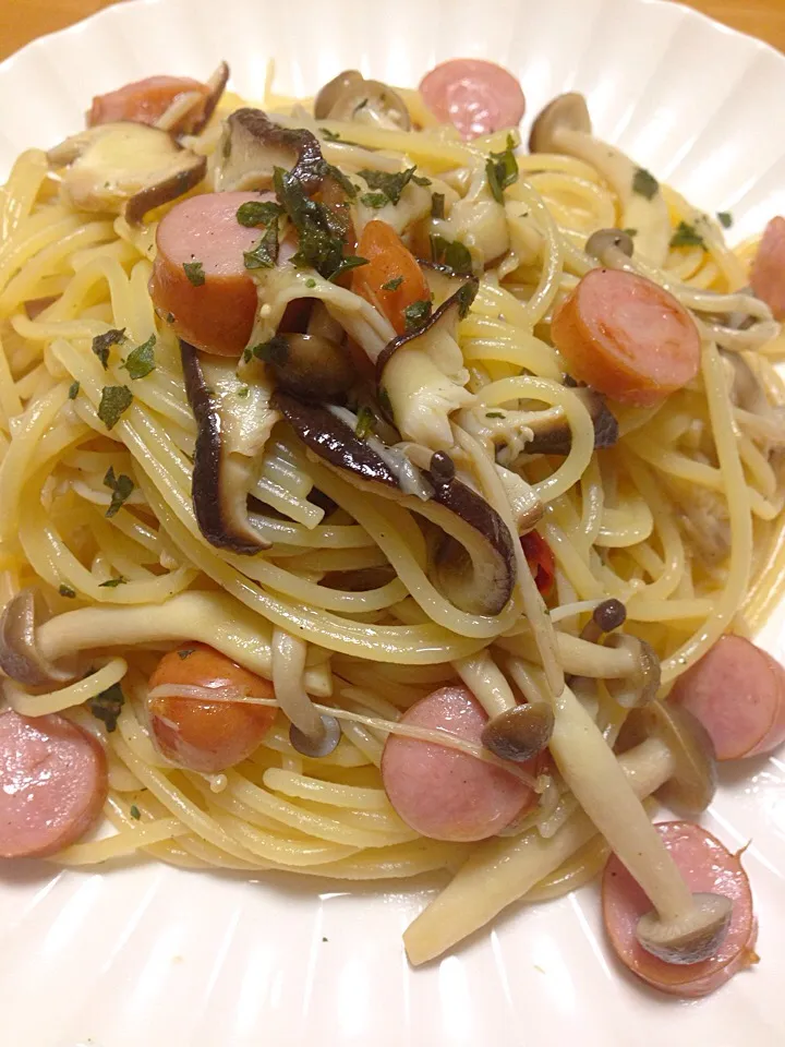 Snapdishの料理写真:きのこ🍄とウィンナーでペペロンチーノ🍝|Yu Yu mamaさん