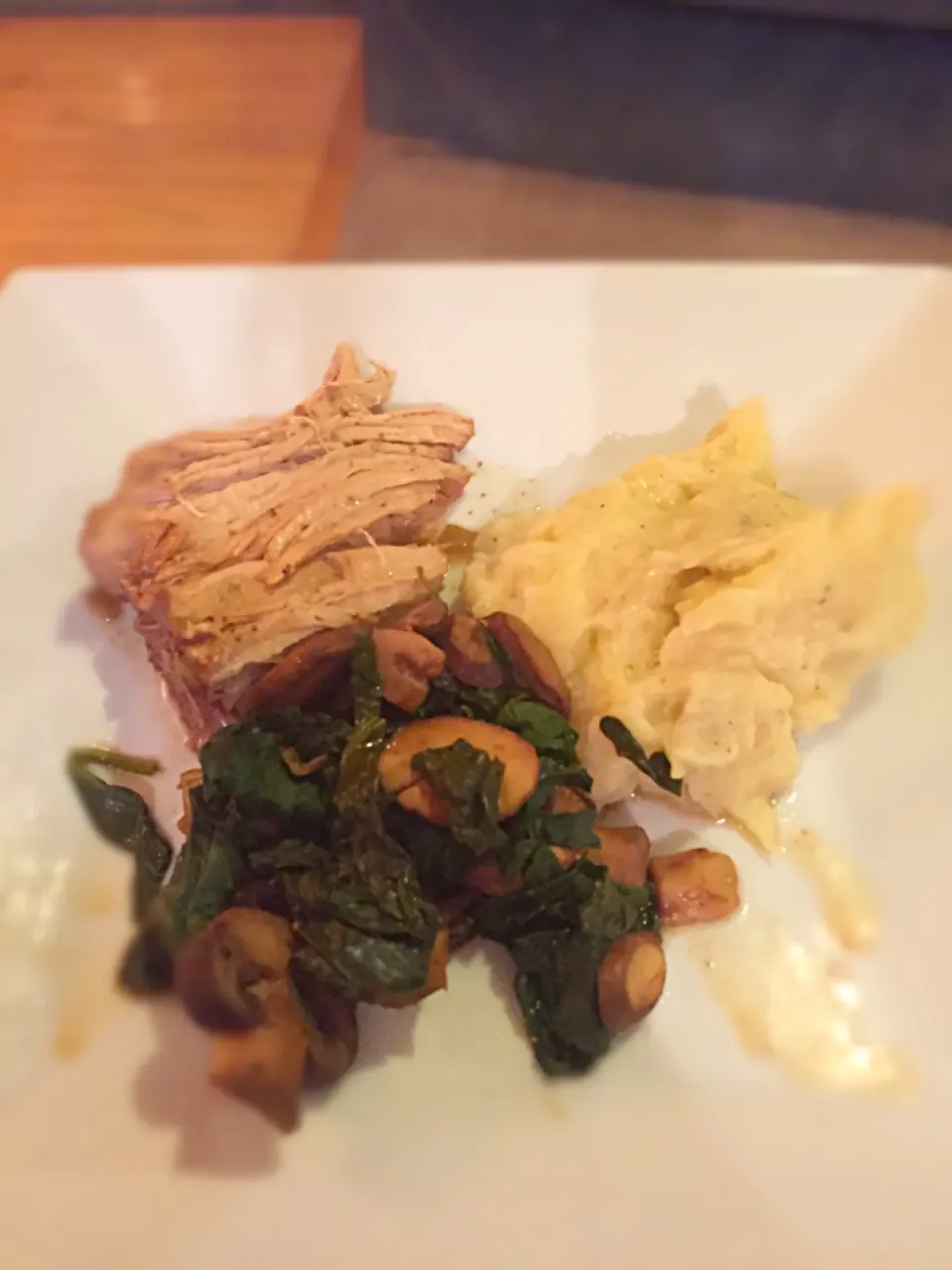 Pork loin, mashed potatoes & spinach w/ mushrooms. Apple, cinnamon & five spice!|Liesel Ryanさん