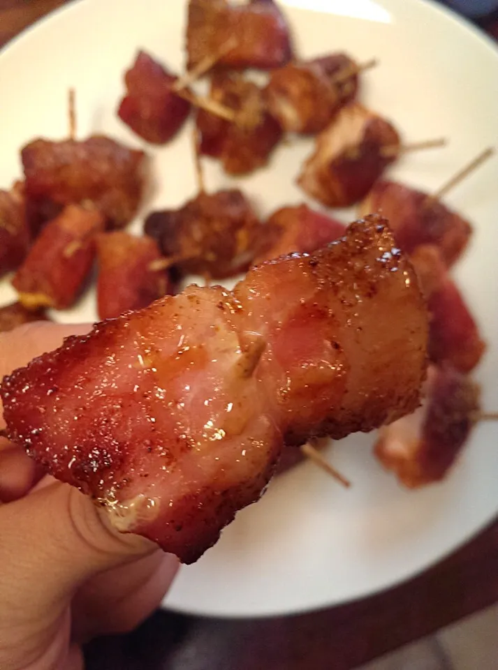 Bacon wrapped chicken marinated in pineapple juice, brown sugar and chili powder.|J A N I Aさん