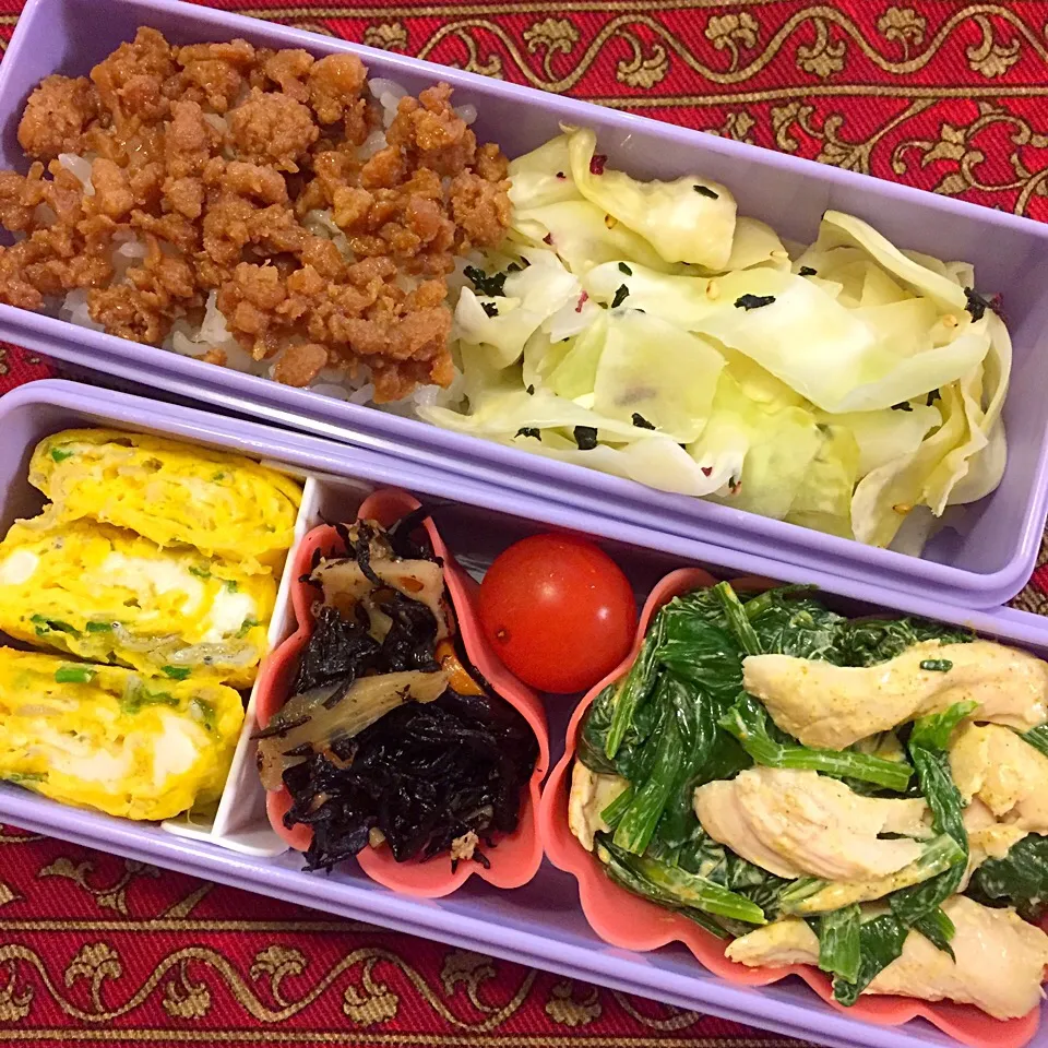 鶏ささみとほうれん草のカレーマヨ和えと鶏のそぼろご飯弁当|もえさん