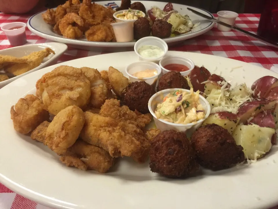 Tilapia scallops chicken strips spicy cole slaw & hush puppies|Richard Thompsonさん