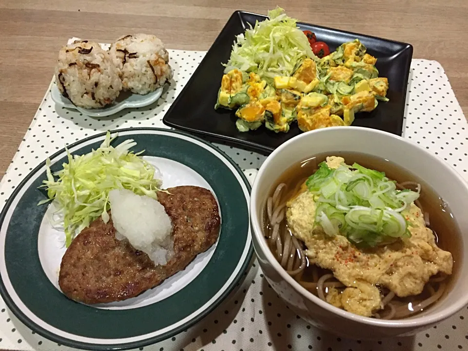 頂き物の豚ハンバーグおろし乗せ・卵とじ蕎麦・塩煮リメイクかぼちゃサラダ・ミニ塩昆布おにぎり〜12/12晩御飯|まーままさん