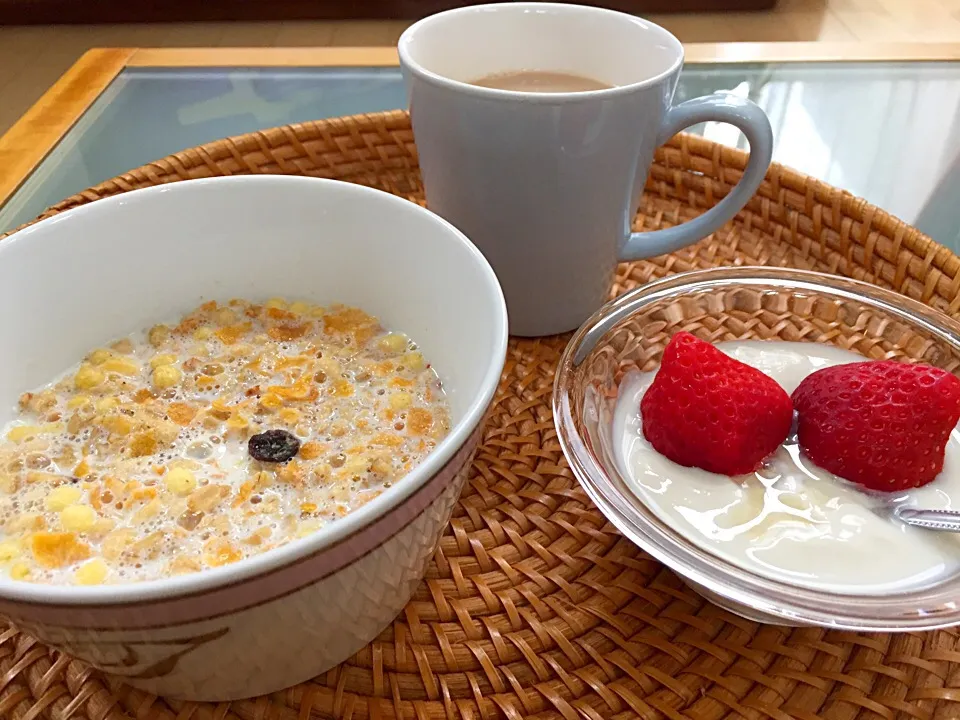 今朝はホットミルクでグラノラ😋とイチゴの季節になりましたね〜❤️❤️❤️|Tomomi Booさん