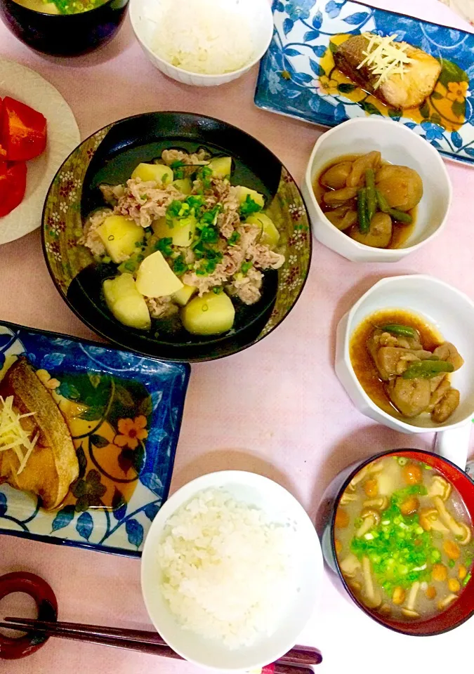 ブリの照り焼きに、里芋とこんにゃくの煮物、ジャガイモと豚バラの煮物、なめこと豆腐の味噌汁。化学調味料や添加物なしで全て作ってみました。☺️|ナタママさん