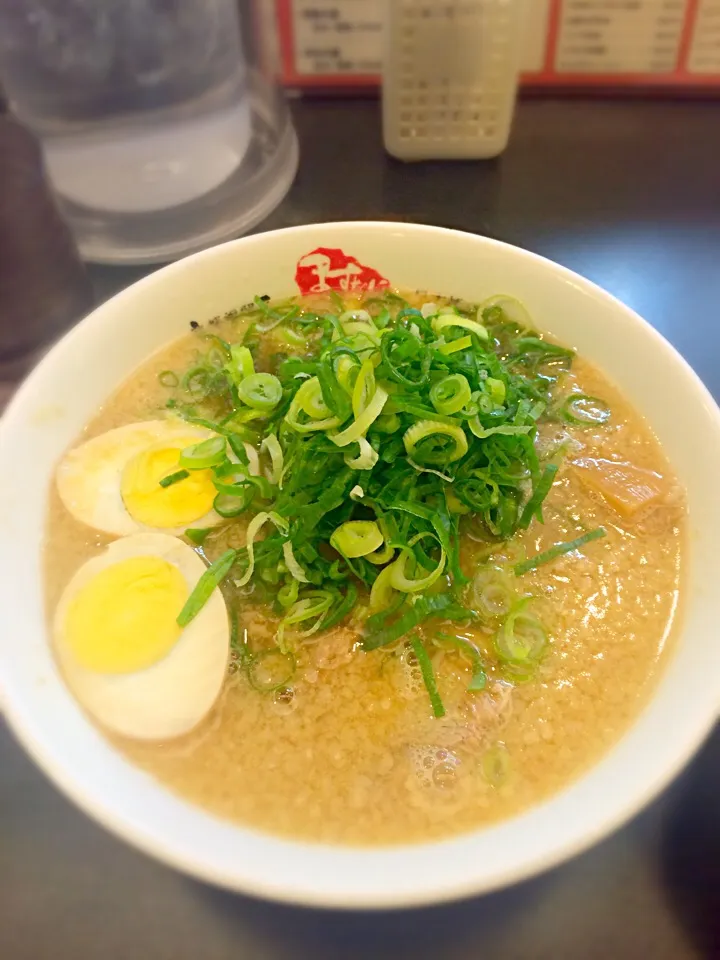 Snapdishの料理写真:ラーメン ネギ多め＋味付煮玉子@京都銀閣寺 ますたにラーメン|morimi32さん