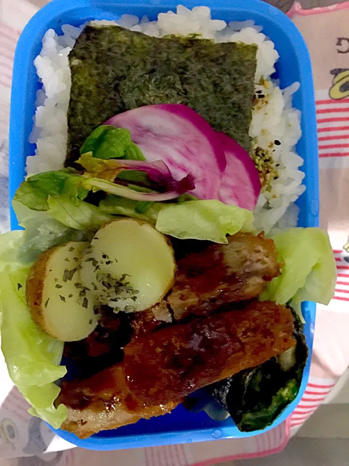 パパお弁当🍱  メンチカツ  ジャガイモの素揚げ  ほうれん草お浸しの海苔巻き  赤カブ漬け  青紫蘇ひじきのふりかけ  焼き海苔|ch＊K*∀o(^^*)♪さん