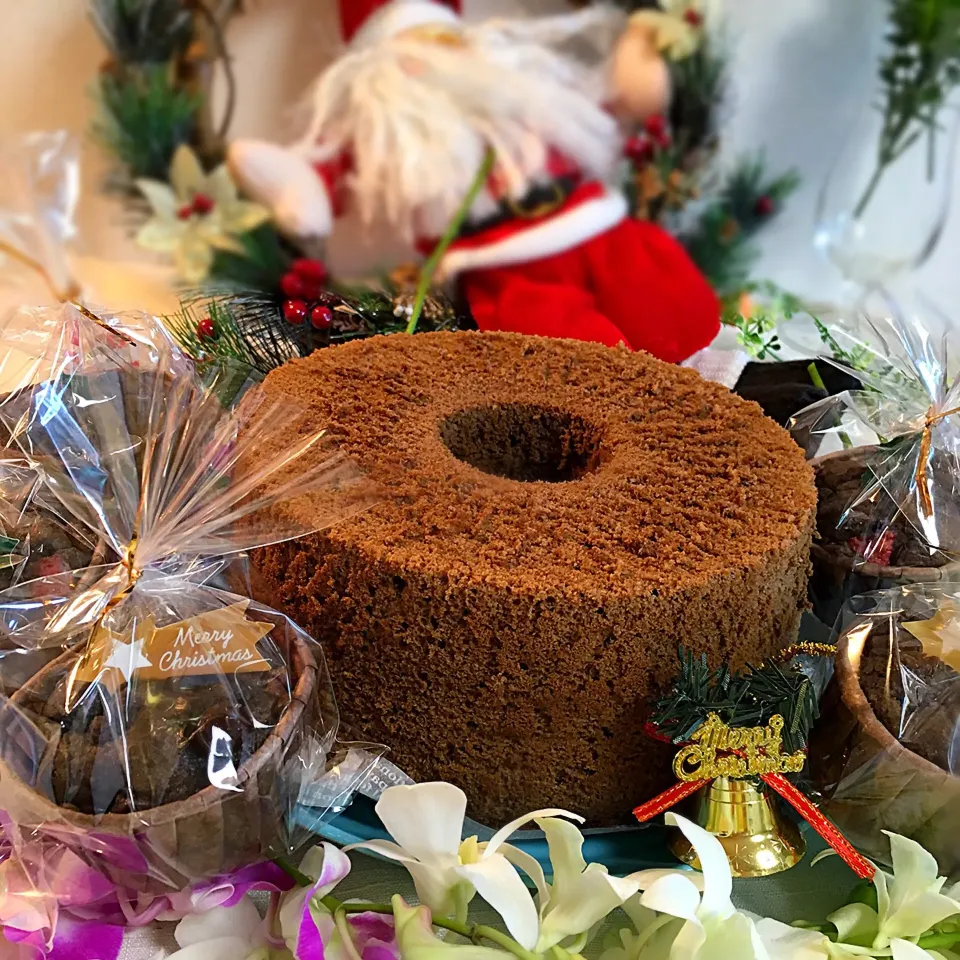 Snapdishの料理写真:バースデーとクリスマス！
チョコのシフォンケーキとマフィンー|志野さん