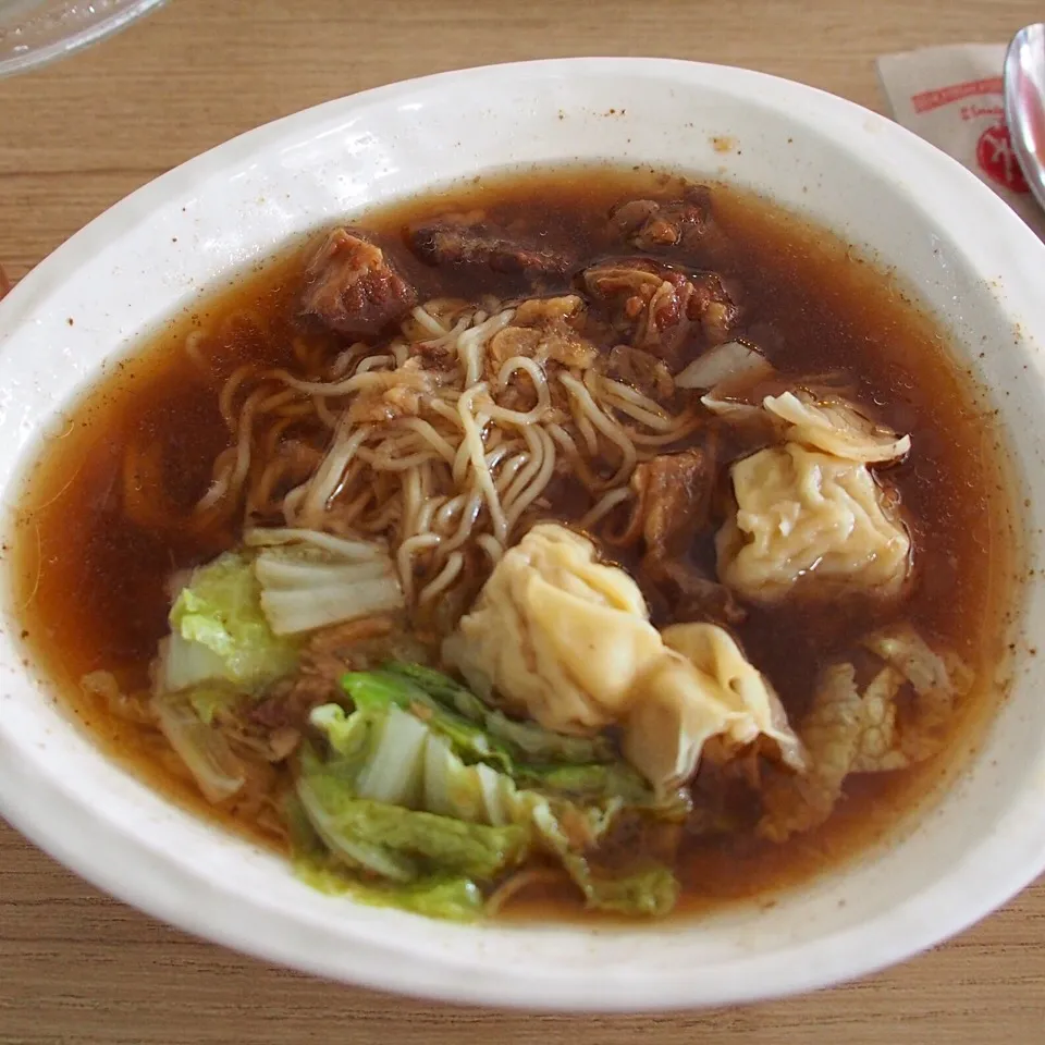 Chowkingという中華ファストフード店の牛肉ワンタン麺。
ラーメンだと思って食べるとガッカリします。これは、このようなものだと思えば、うまい…と思う…|Kenny Hiraiさん