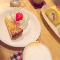 Snapdishの料理写真:ベイクドチーズに薔薇ラテ|🍭ふゆsola🍭さん