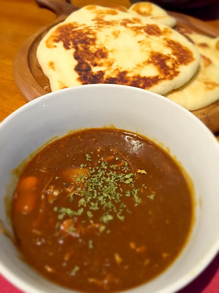 Snapdishの料理写真:Homemade garlic butter naan and spicy chicken curry.
自家製ナンとチキンカレー。|Sayaka Jinsenji Huletteさん