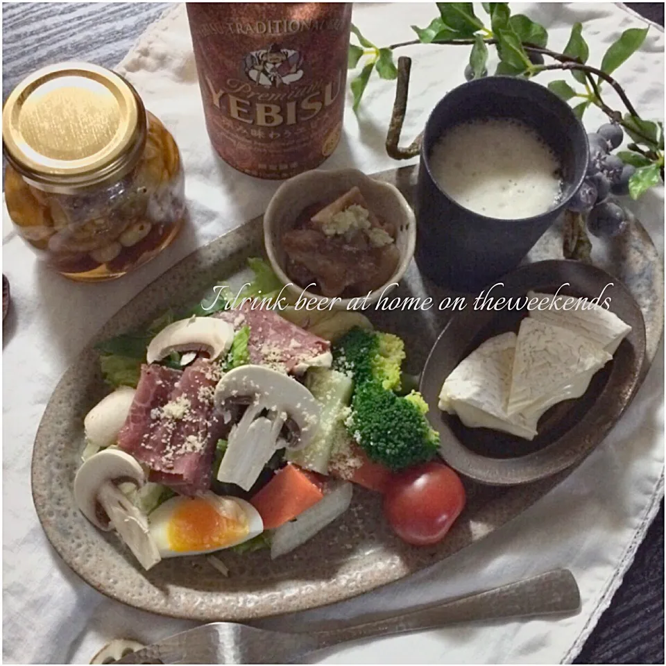 small dish for alcohol 簡単おつまみで乾杯🍻 シーザーサラダ、カマンベールにハチミツナッツ、甘辛ロースのワサビ添え|Naoさん