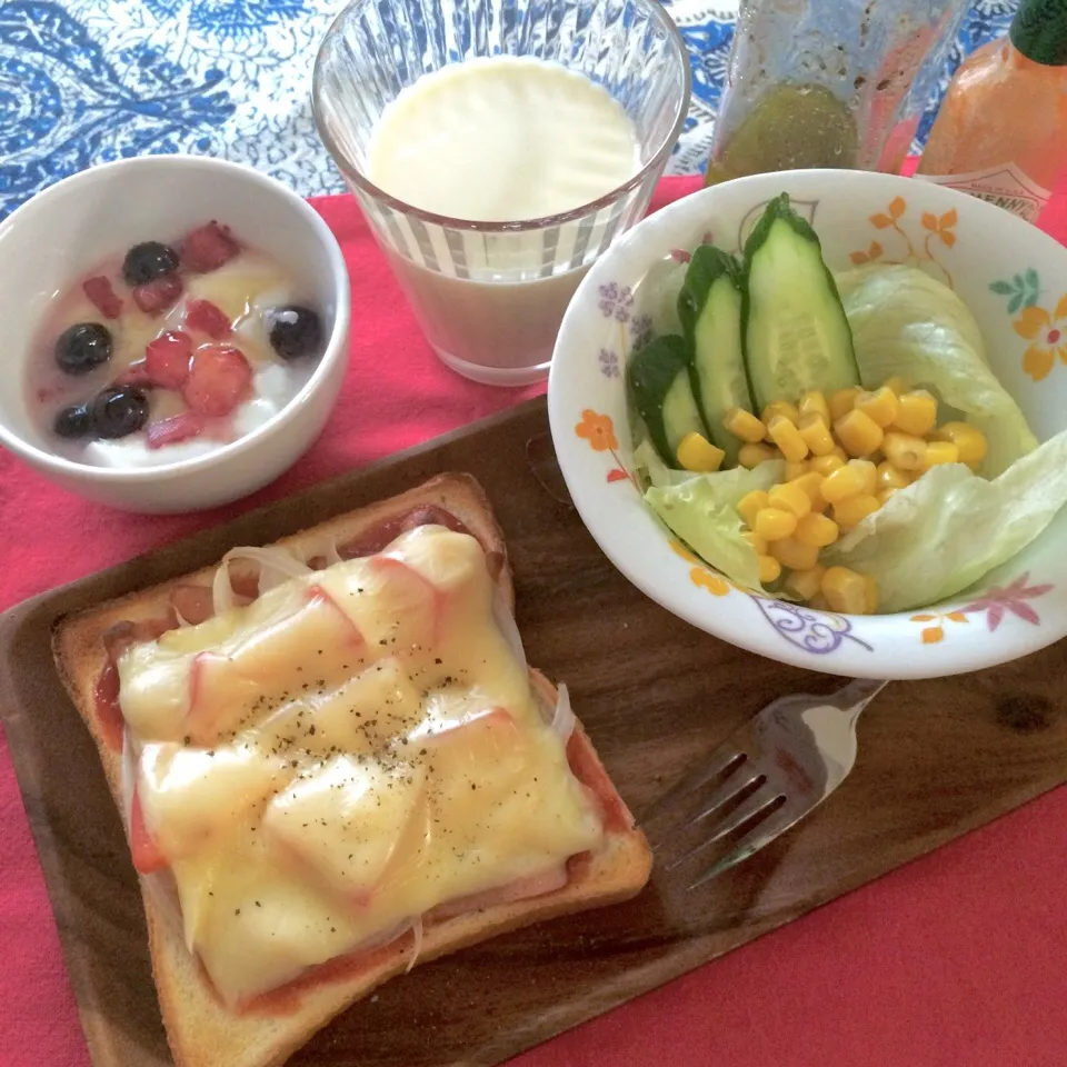 Snapdishの料理写真:ピザトーストの朝ごはん|shizuhoさん