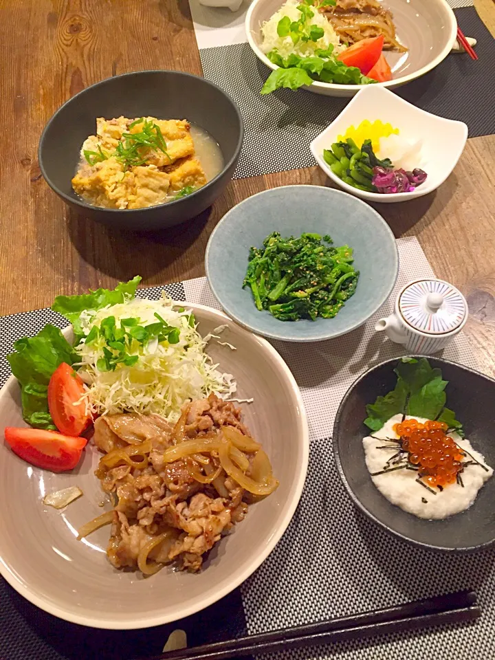 今日は、生姜焼き、厚揚げのそぼろ煮、イクラとろろ、菜花の胡麻和え🌿お漬物💛|まみりんごさん