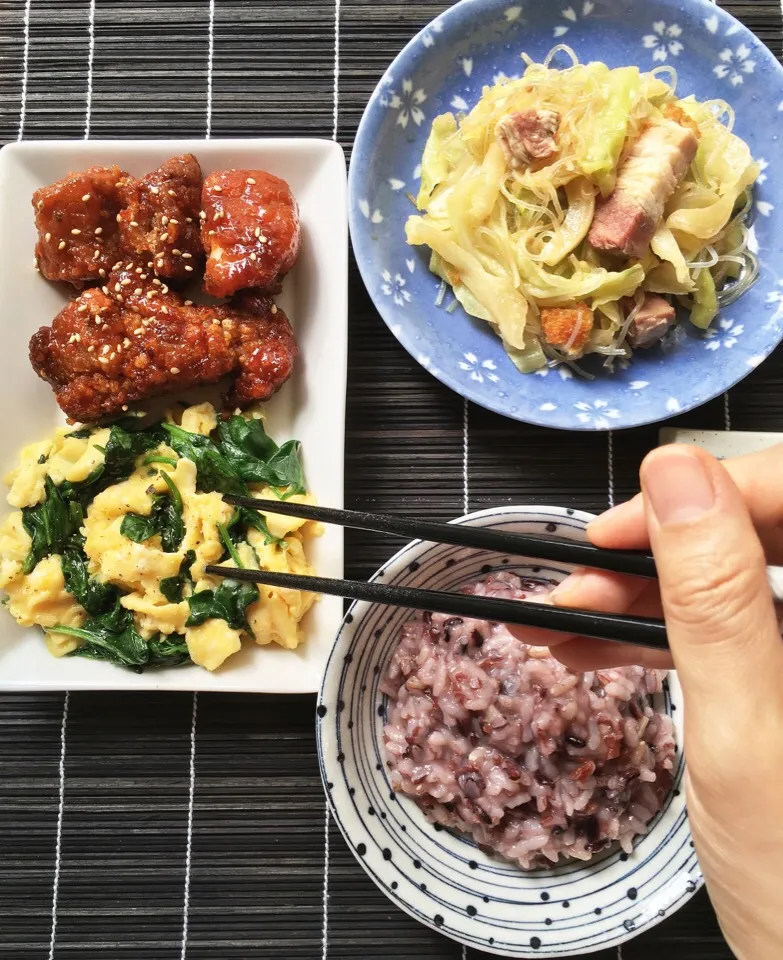 Dinner! Yangnyeom(Korean sweet & spicy) pork, spinach scrambled egg, stirfried cabbage with roast pork, mixed grain porridge|coxiella24さん