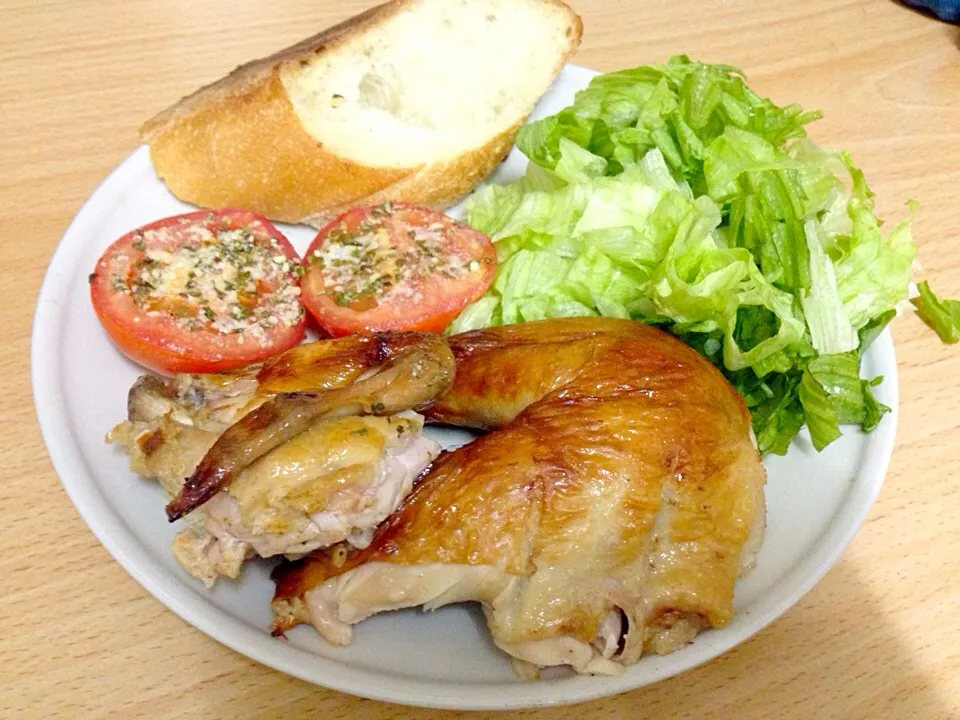 Roasted chicken with baked tomatoes, shredded lettuce and a slice of French baguette (all homemade except for the bread)|Emmaさん